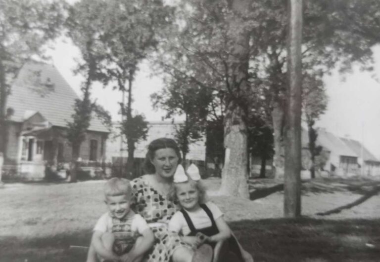 Pani Irena z dziećmi na tle ulicy Lipowej, lata '50