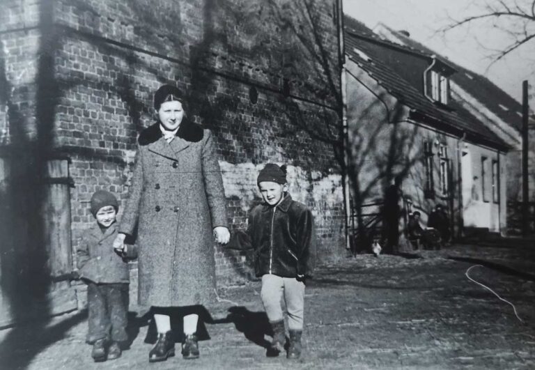 Pani Irena z dziećmi na ulicy Lipowej, lata' 50