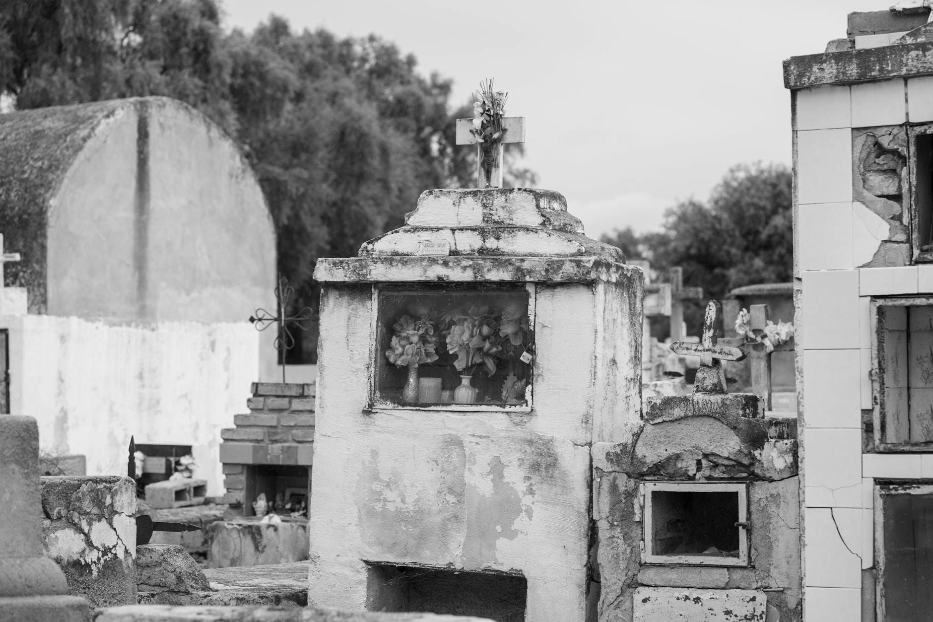 Stare groby na wiejskim cmentarzu na wzgórzu w Argentynie