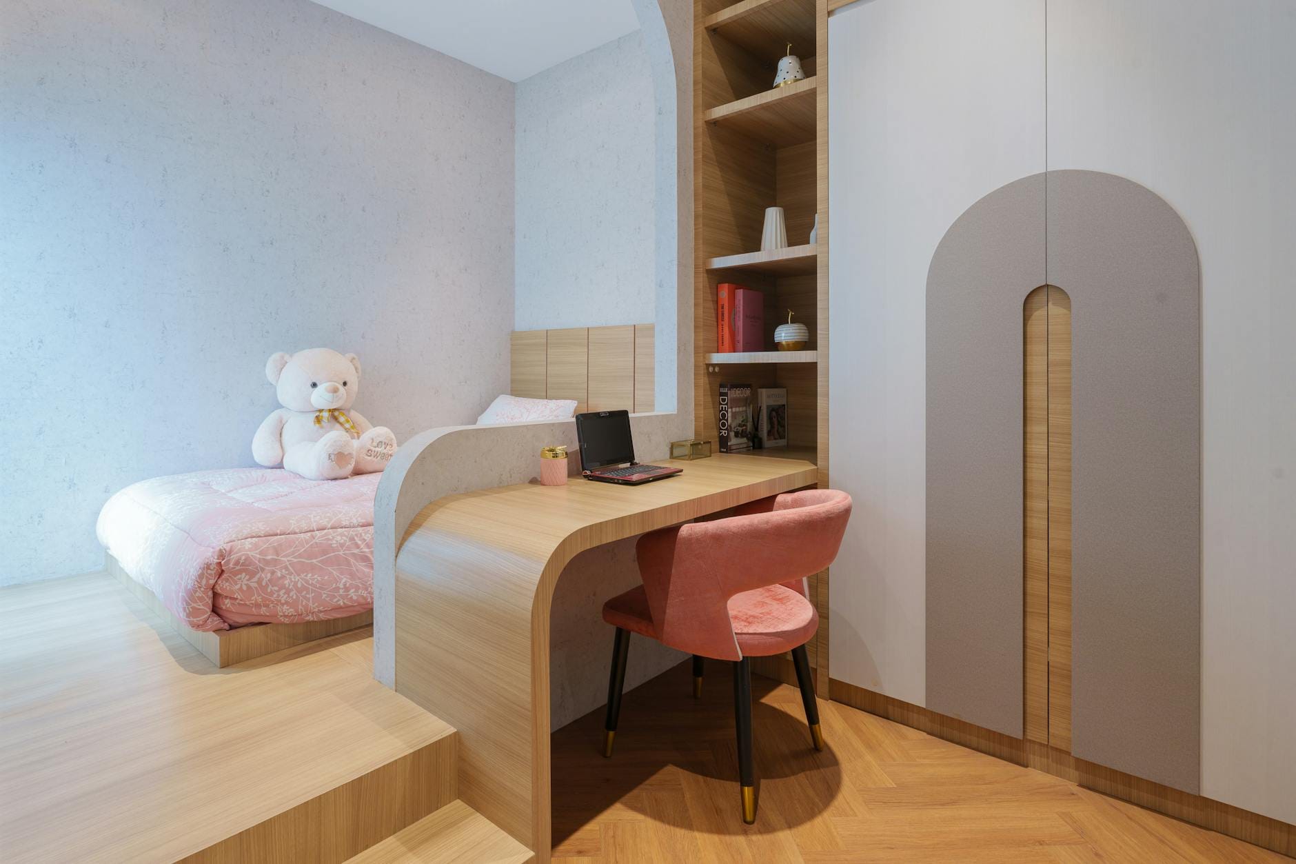Przytulny pokój dziecięcy z biurkiem i dużym pluszowym misiem