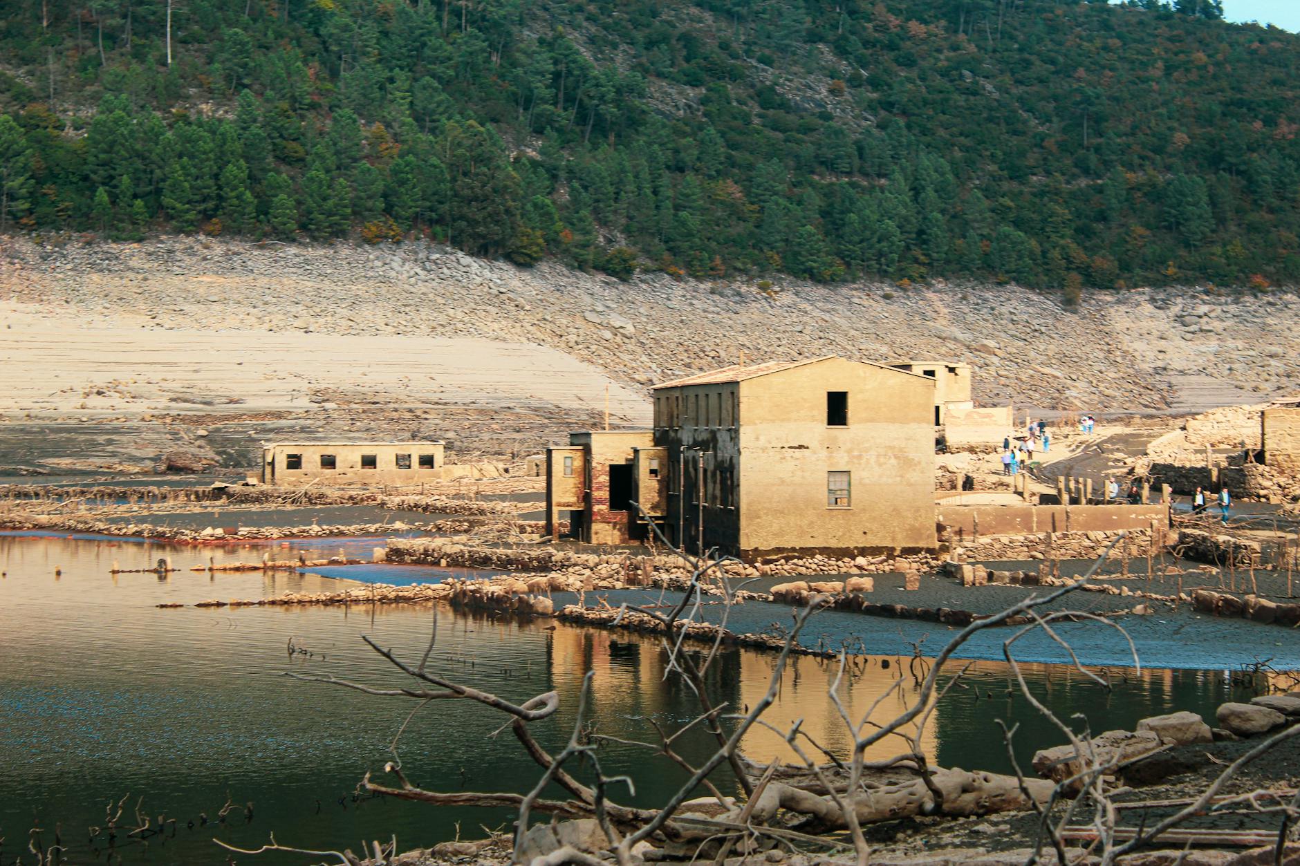 Ruiny zatopionej hiszpańskiej wioski odsłonięte przez suszę