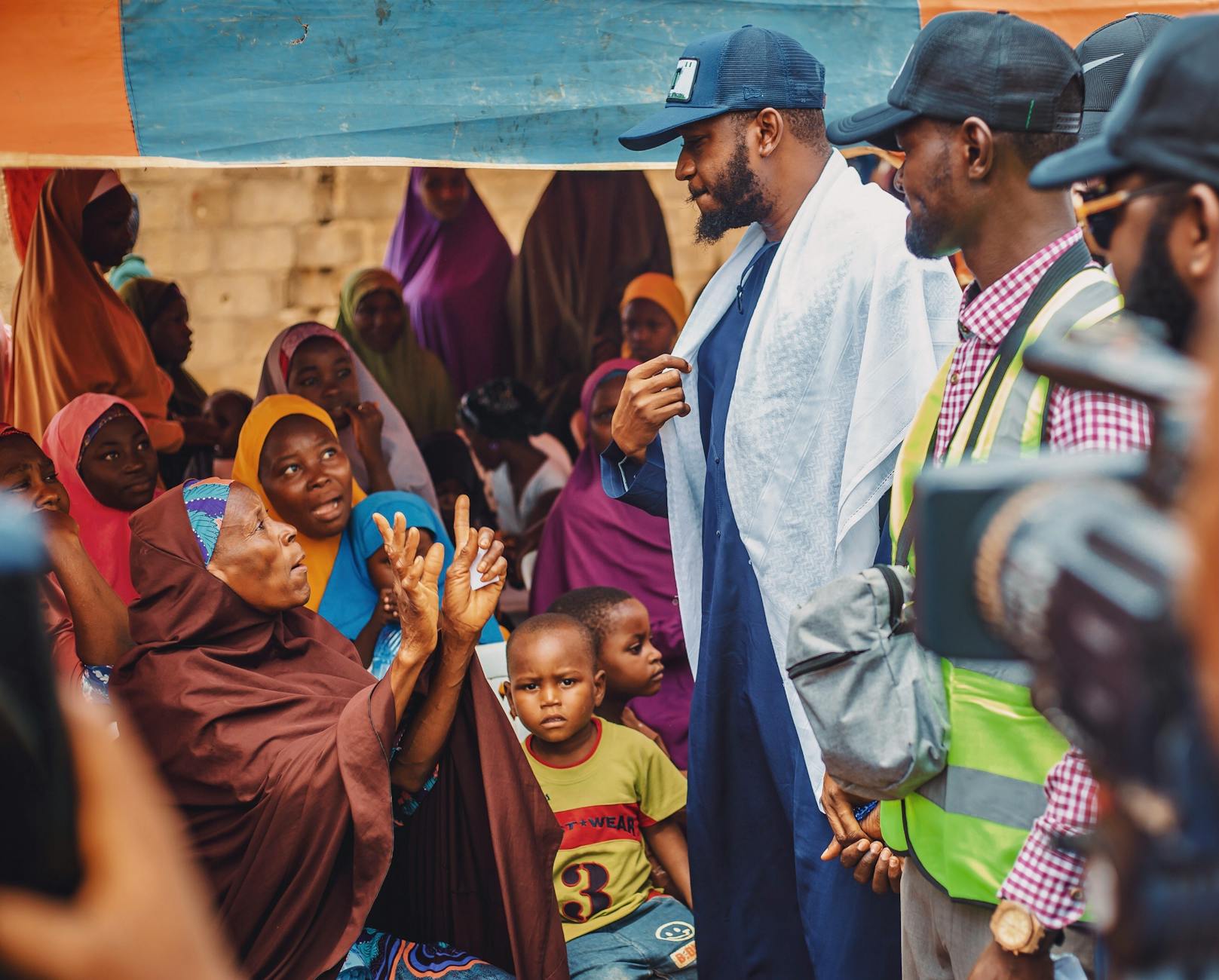 Spotkanie lokalnej społeczności na ulicy w nigeryjskim mieście Kaduna