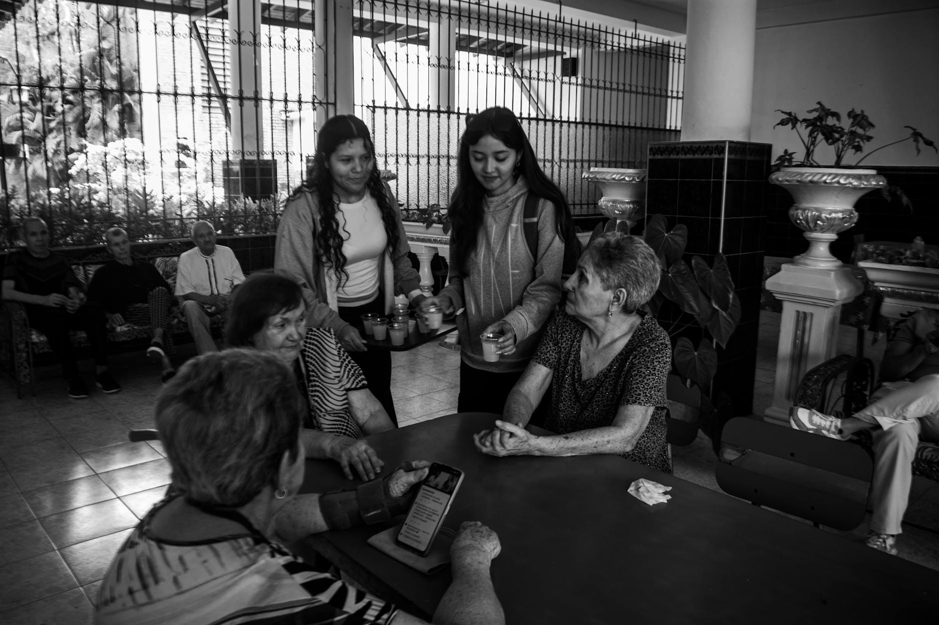 Spotkanie mieszkańców gminy różnych pokoleń w sali społecznej