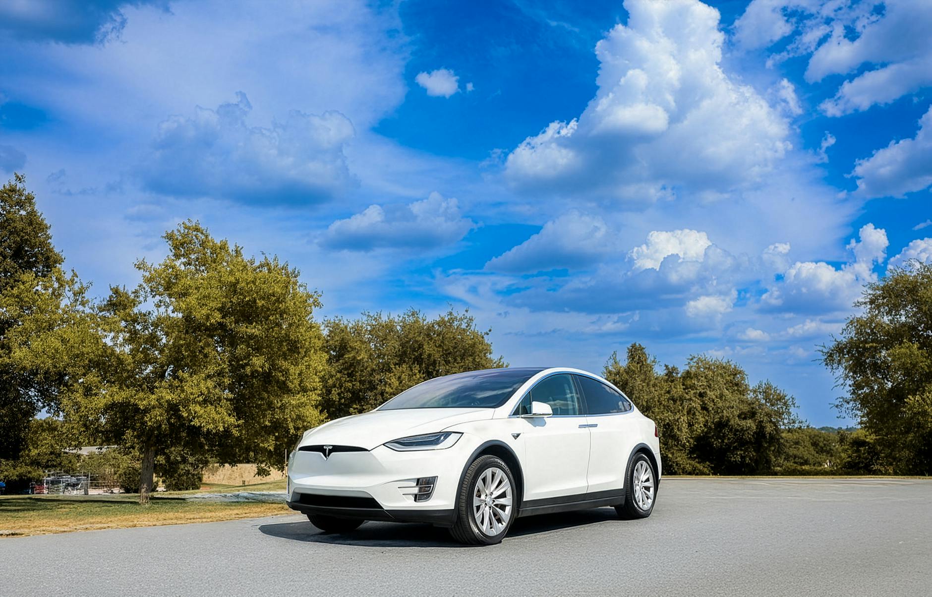 Biały elektryczny Hyundai Ioniq 5 na tle nieba z białymi chmurami