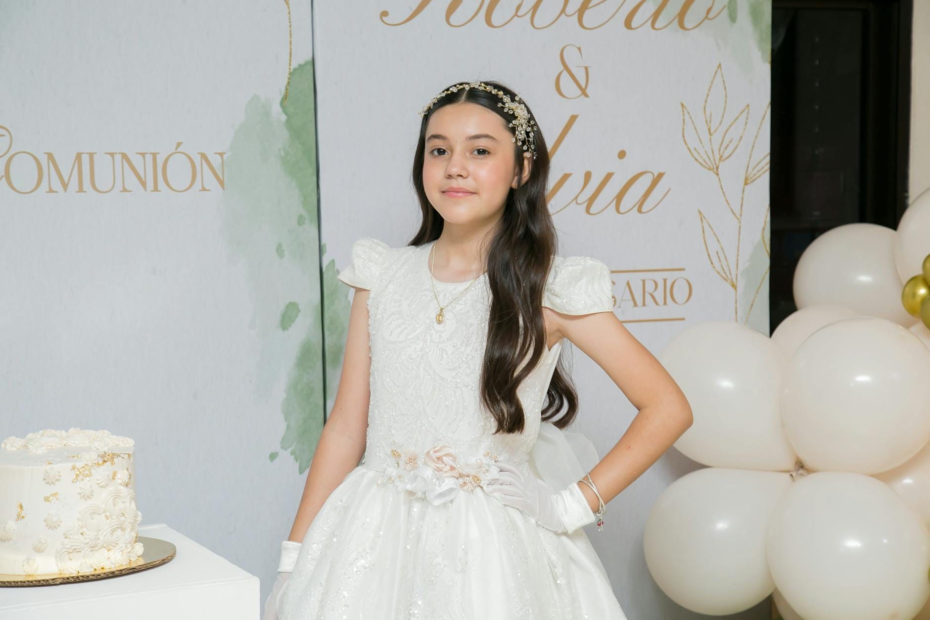 Sala na komunię w okolicy: o co pytać, co powinno być w cenie i jak zarezerwować termin Dziewczynka w sukience komunijnej przy torcie i dekoracjach