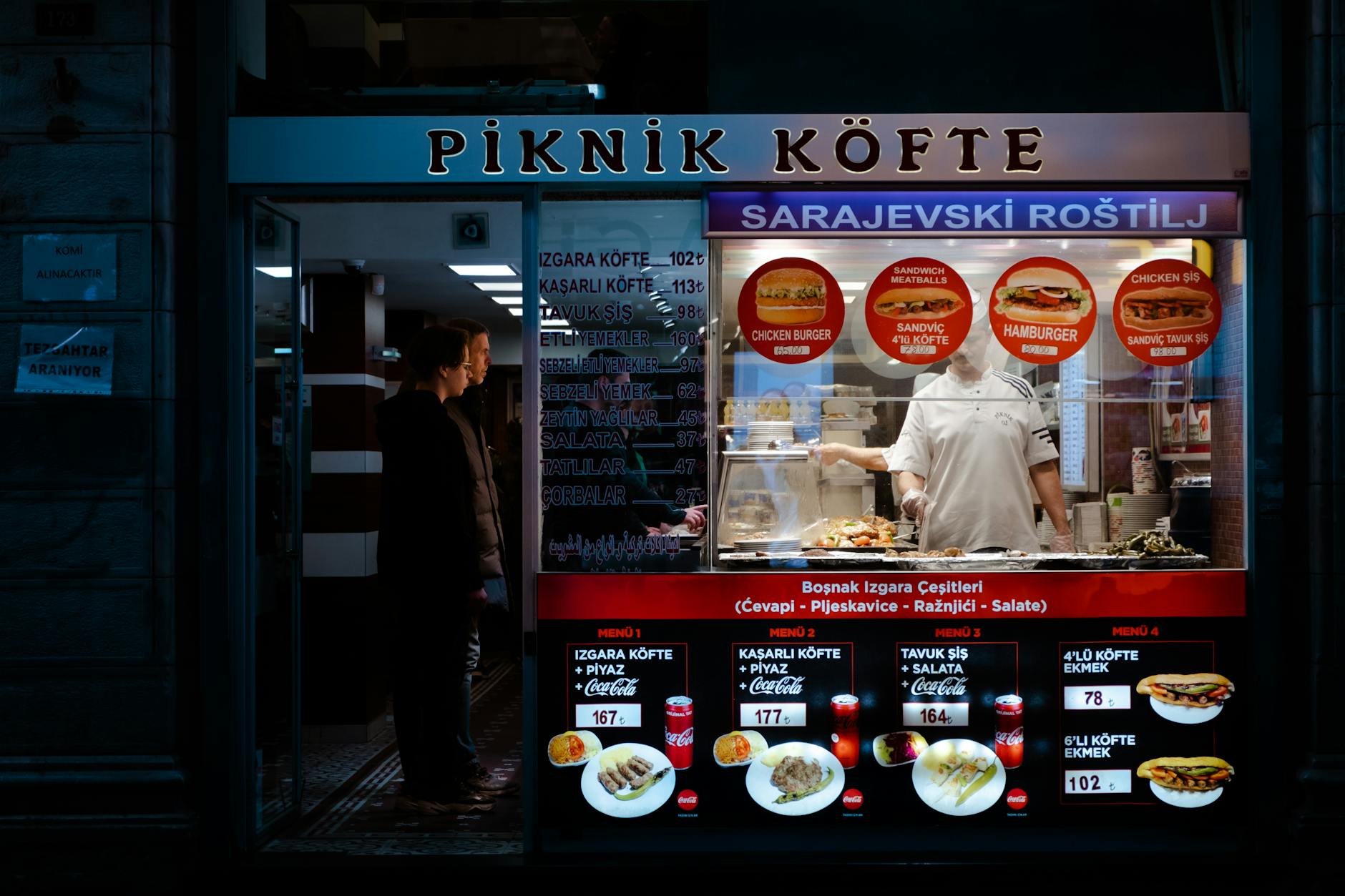 Nocna budka z tureckim kebabem i kolejką klientów