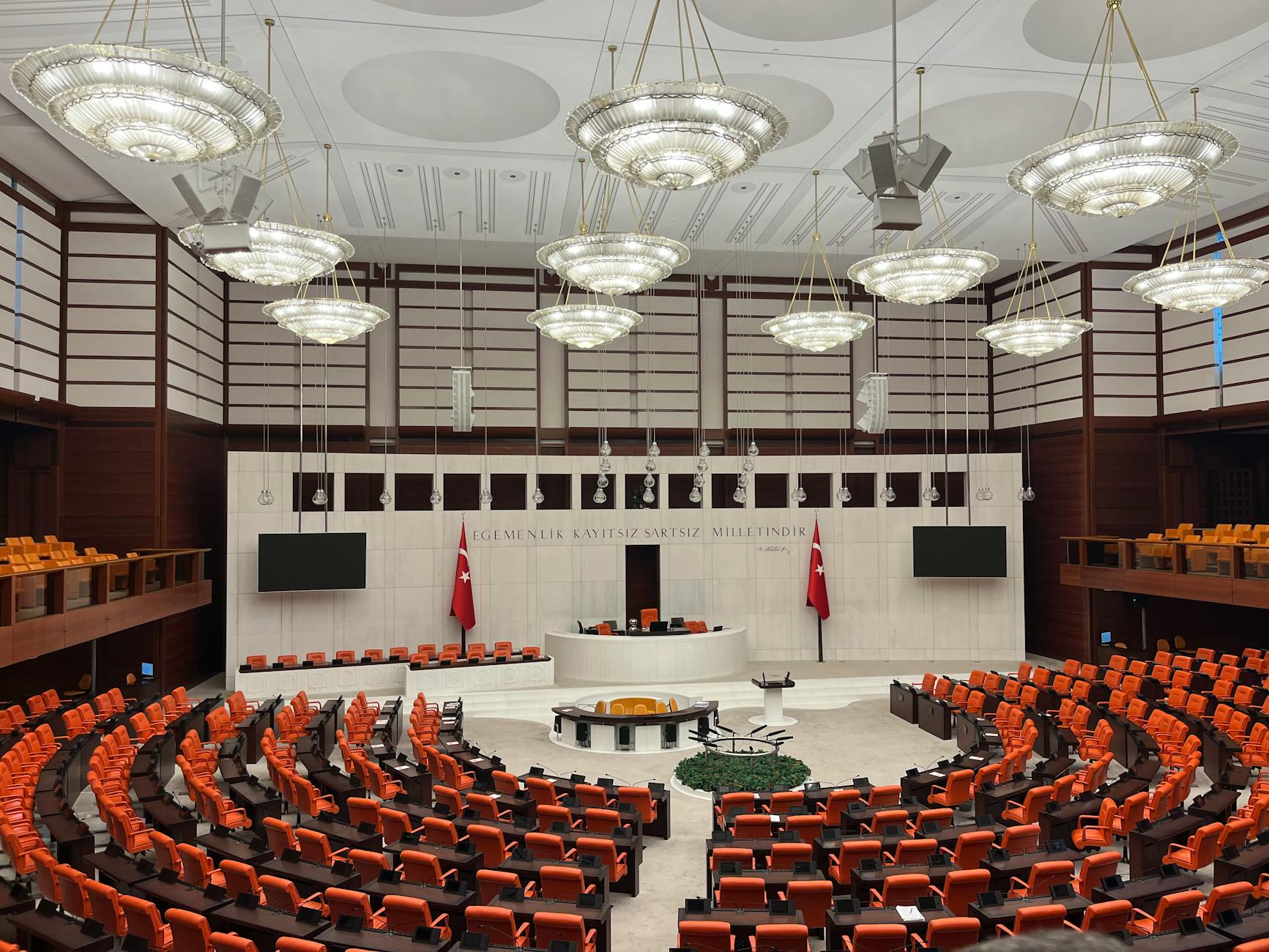Nowoczesne wnętrze sali obrad parlamentu z półokrągłym układem miejsc