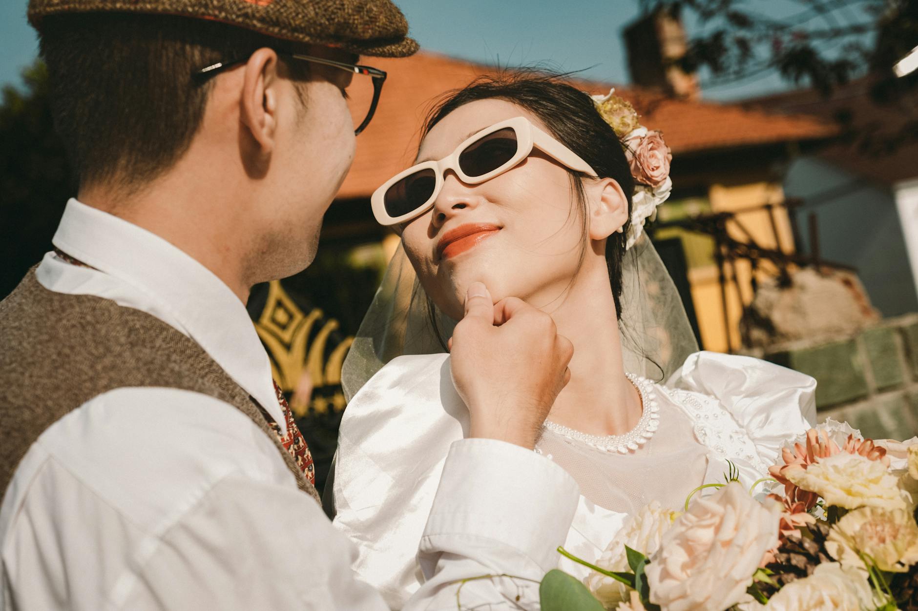 Para w retro strojach podczas plenerowego ślubu w słoneczny dzień