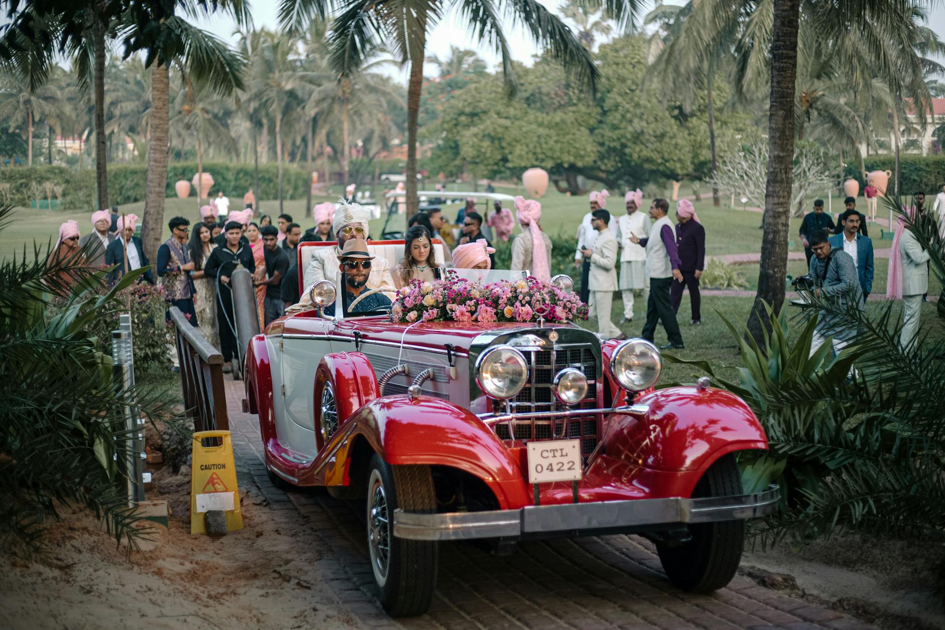 Plenerowe wesele przy zabytkowym aucie udekorowanym kwiatami