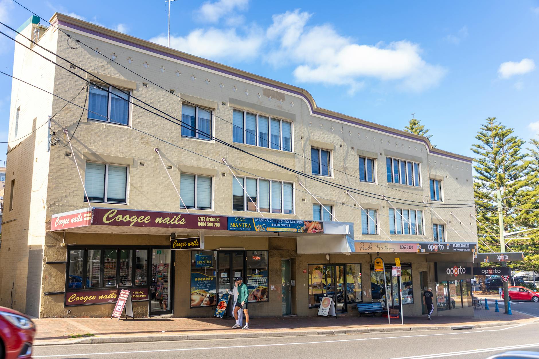 Ulica z lokalnymi sklepami i mieszkaniami w zabudowie wielorodzinnej