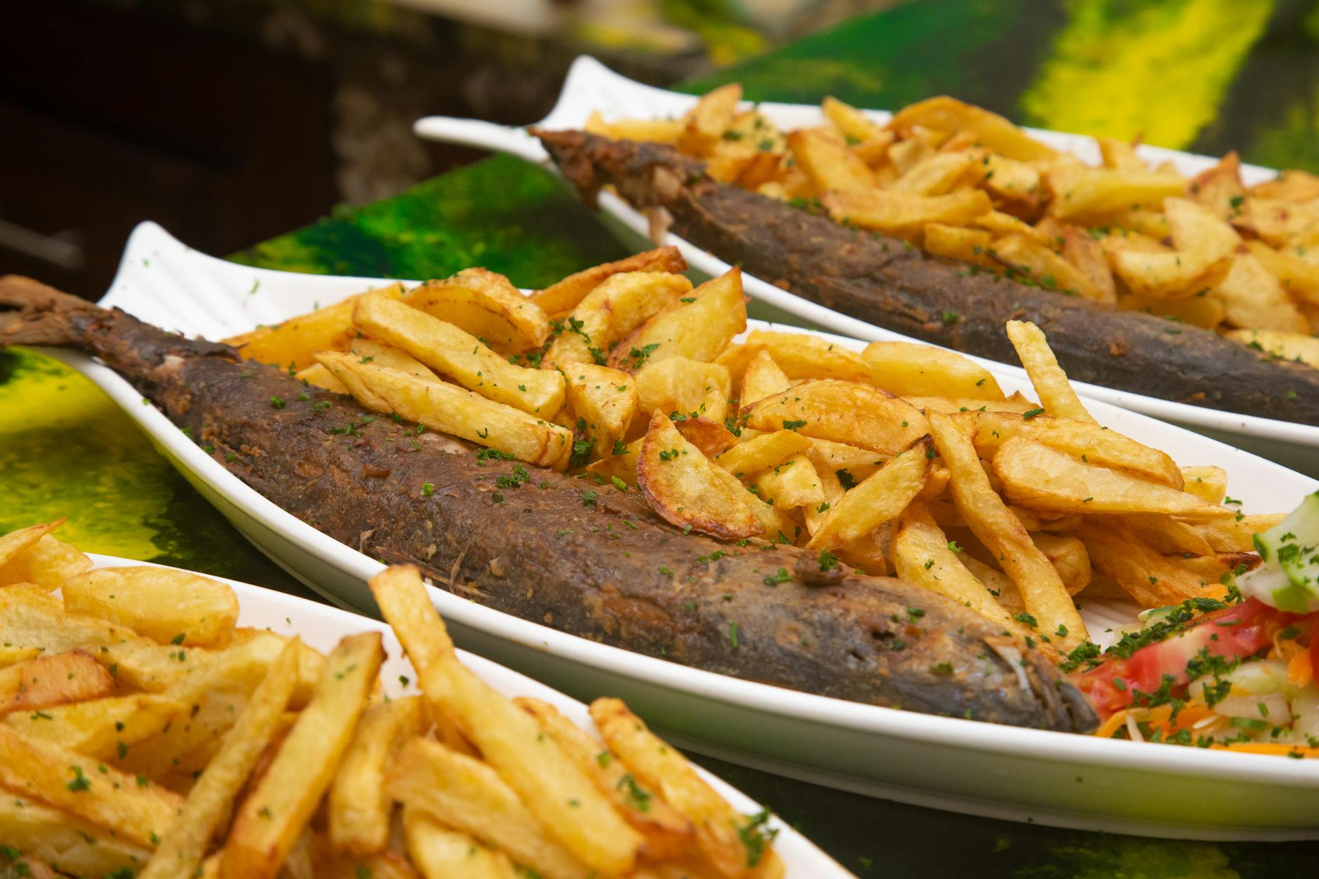 Talerz chrupiącej smażonej ryby z frytkami w restauracji