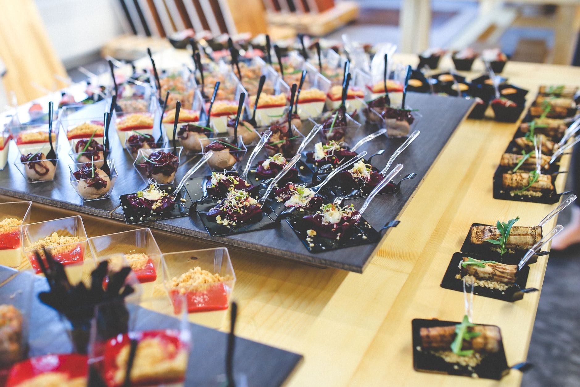 Kolorowe przekąski finger food ułożone na stole podczas wydarzenia kulinarnego