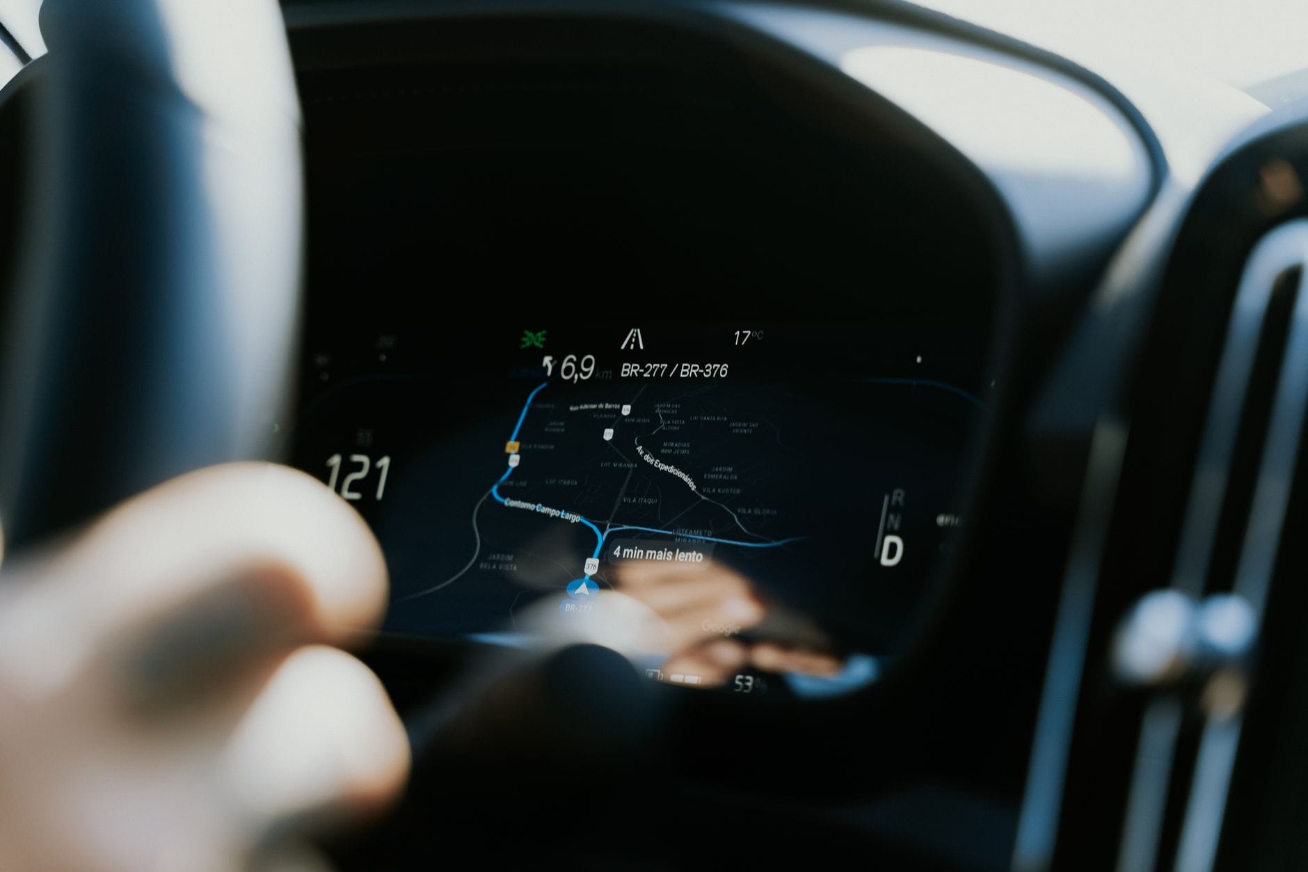 Zbliżenie na deskę rozdzielczą auta z włączoną nawigacją GPS