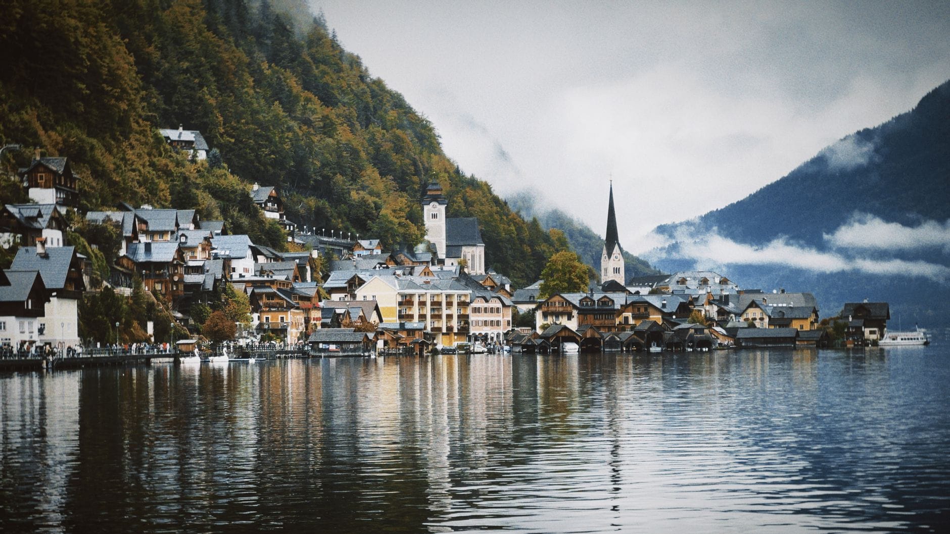 Górska wioska Hallstatt nad jeziorem pod pochmurnym niebem