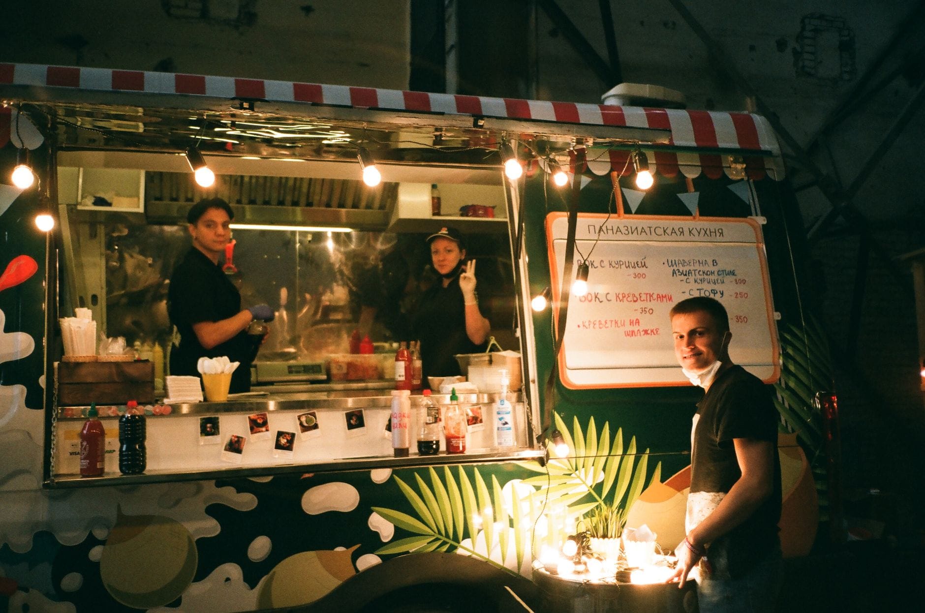 Grupa współpracowników przy nocnym street food trucku