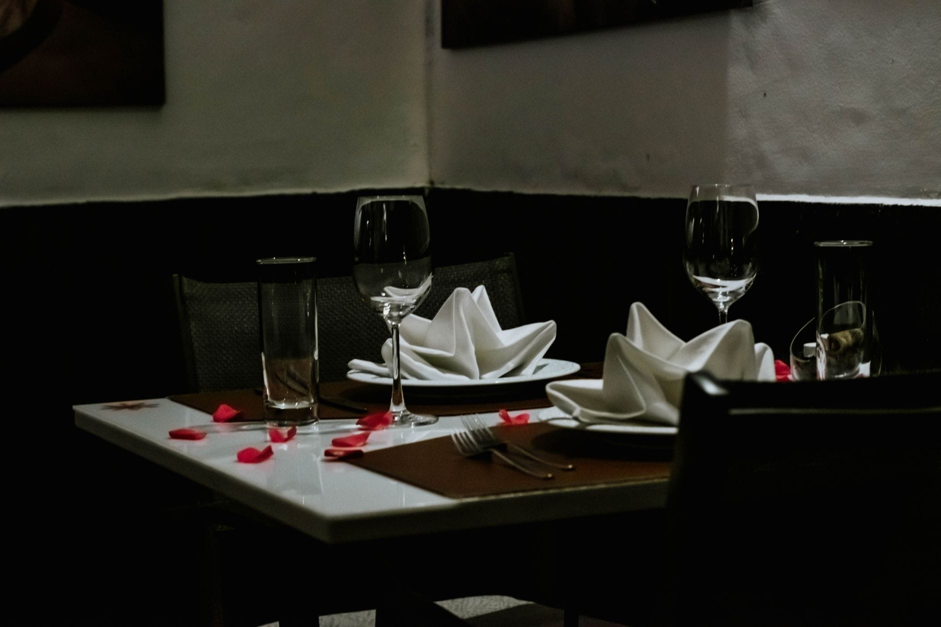 Romantycznie nakryty stolik na kolację z kieliszkami w eleganckiej restauracji