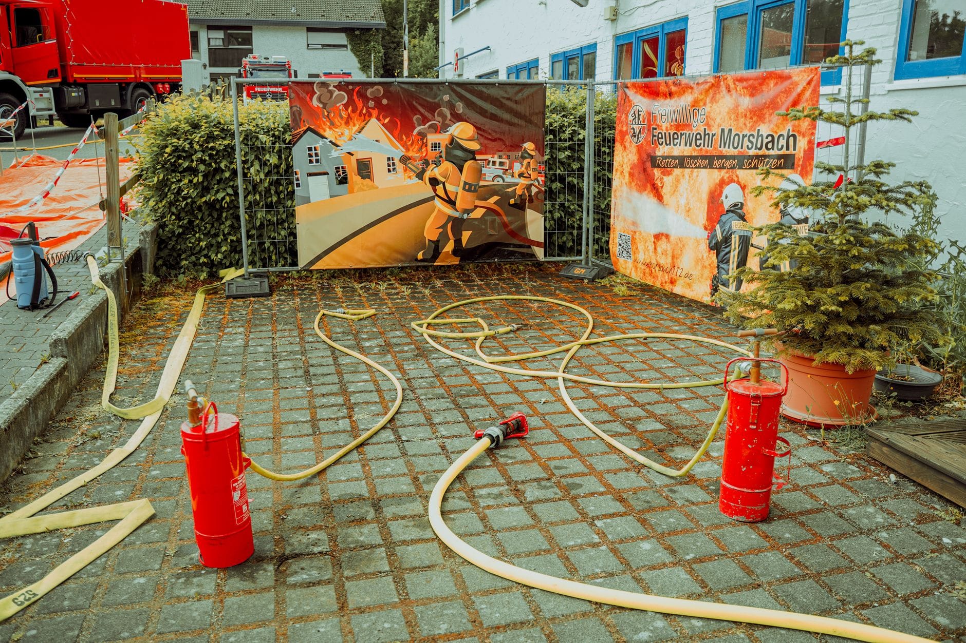 Stoisko z sprzętem strażackim i plakatami na festynie w Morsbach
